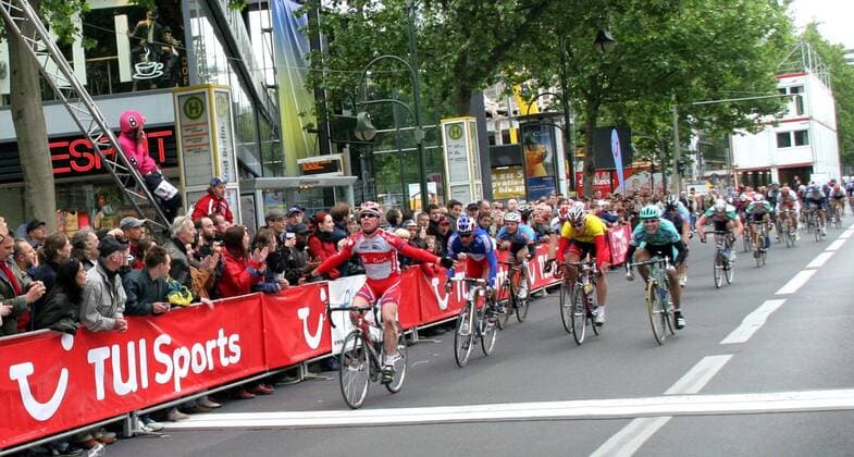 Mark Cavendish (Großbritannien Team Sparkasse Bochum, li.) gewinnt die 5. Etappe der Tour de Berlin 2006 vor Stephane Poulhies (Frankreich AG2R Prevoyance, 2.v.li.), Sebastian Paddags (Deutschland KED Bianchi Berlin, re.) und ... Radsport Herren 54. Tour de Berlin 2006, Straßenradsport, Straße, Rad, U23, U 23, Etappensieg, Etappensieger Totale Zuschauer, Publikum, Zielgerade 5. Etappe: Berlin - Premnitz - Berlin Dynamik,