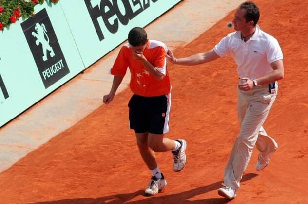 Der Stuhlschiedsrichter eilt zu einem Balljungen, der am Gesicht verletzt wurde -  (pan14433) Tennis Herren French Open 2006, Grand Slam, ATP Tour, Gruppe Paris Roland Garros  