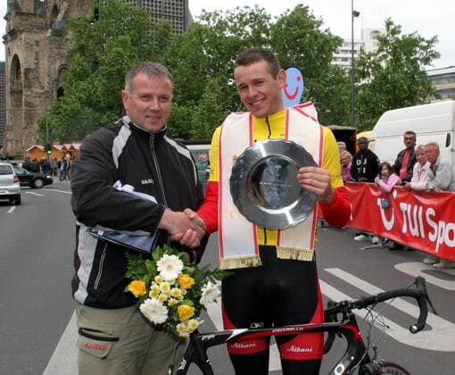 Vater und Trainer Claus Rasmussen (li.) gratuliert seinem Sohn Alex Rasmussen (Team Odense Energi beide Dänemark) zum Gesamtsieg bei der Tour de Berlin 2006 Radsport Herren 54. Tour de Berlin 2006, Straßenradsport, Straße, Rad, U23, U 23 Gruppe 5. Etappe: Berlin - Premnitz - Berlin Freude,