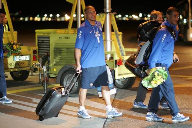 Ronaldo (li.) und Cafu (beide Brasilien) kommen auf dem Flughafen Frankfurt Main an Fußball WM Herren Vorschau Weltmeisterschaft 2006, Nationalmannschaft, Nationalteam, Ankunft, Empfang Gruppe Frankfurt M.