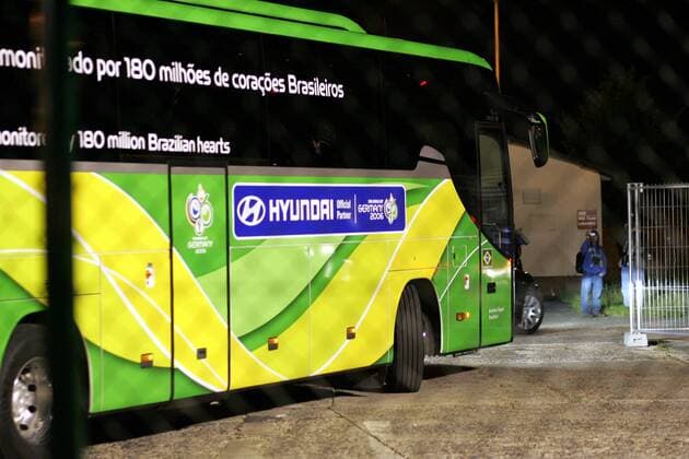 Der brasilianische Mannschaftsbus verläßt nach der Ankunft den Flughafen Frankfurt Main Fußball WM Herren Vorschau Weltmeisterschaft 2006, Nationalmannschaft, Nationalteam, Ankunft, Empfang Einzelbild Frankfurt M.