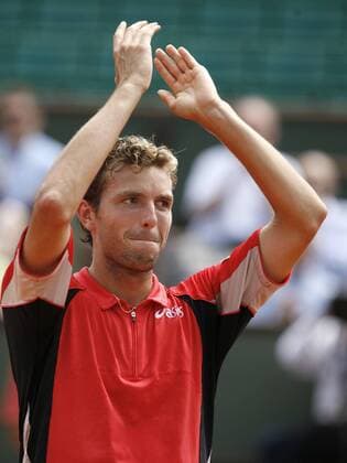 Julien Benneteau (Frankreich) dankt den Anhängern Tennis Herren French Open 2006, ATP Tour, Grand Slam Einzelbild Roland Garros Paris