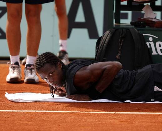 Gael Monfils (Frankreich) enttäuscht am Boden Tennis Herren French Open 2006, ATP Tour, Grand Slam Einzelbild Roland Garros Paris
