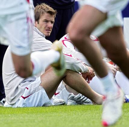 David Beckham (England) macht eine Pause Fußball WM Herren Nationalmannschaft 2006, Nationalteam, Training, Trainingslager, Vorbereitung, England Einzelbild Bühl, Baden Baden Skepsis,
