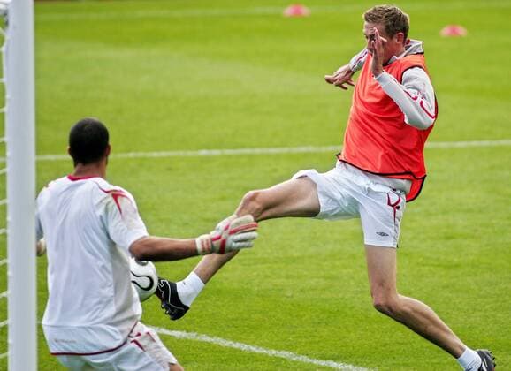 Peter Crouch (re.) am Ball gegen Torwart David James (beide England) Fußball WM Herren Nationalmannschaft 2006, Nationalteam, Training, Trainingslager, Vorbereitung, England Gruppe Bühl, Baden Baden Dynamik,