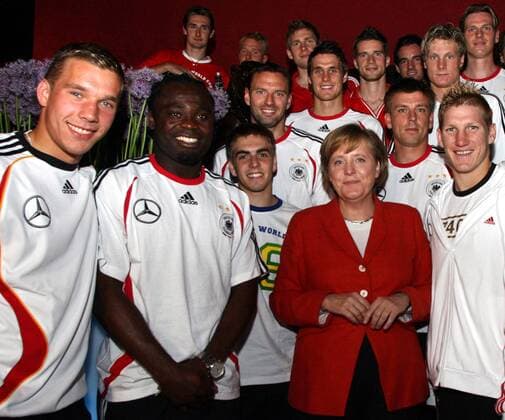 Bundeskanzlerin Angela Merkel (Deutschland) im Kreis der Nationalmannschaft Fußball WM Herren Vorschau 2006, Nationalmannschaft, Nationalteam, Totale Berlin Grunewald