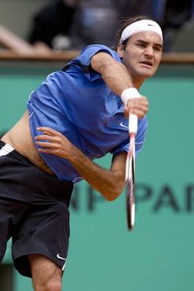 Roger Federer (Schweiz) - Aufschlag Tennis Herren French Open 2006, ATP Tour, Grand Slam Einzelbild Roland Garros Paris Dynamik,
