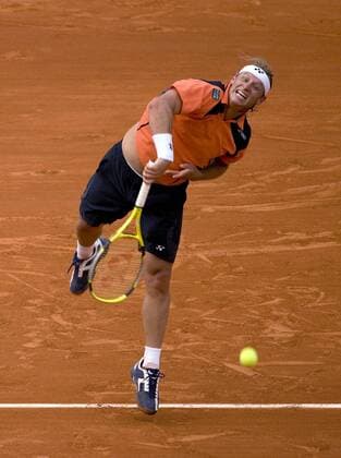 David Nalbandian (Argentinien) - Aufschlag Tennis Herren French Open 2006, ATP Tour, Grand Slam, Einzelbild Roland Garros Paris Dynamik,
