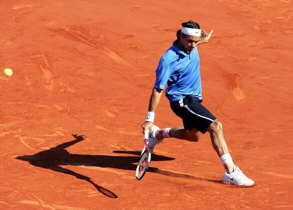 Roger Federer (Schweiz) - Rückhand Tennis Herren French Open 2006, Grand Slam, ATP Tour, Einzelbild Roland Garros Paris Dynamik,