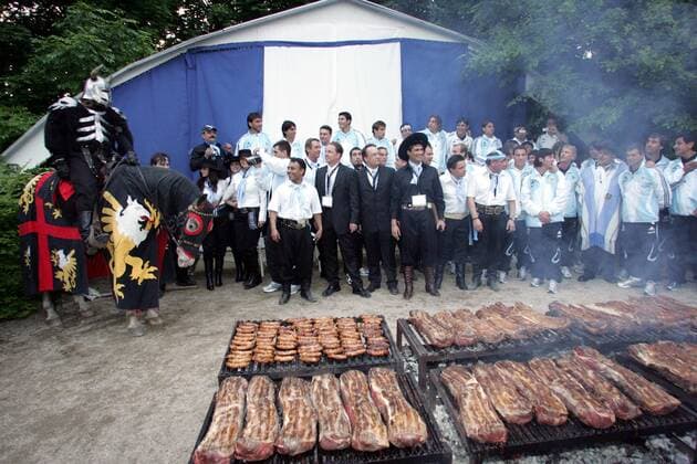 Zur Willkommensfeier der argentinischen Nationalmannschaft wird nur allerbestes Grillgut aufgelegt Fußball WM Herren Vorschau 2006, Nationalmannschaft, Nationalteam, Ankunft, Empfang, Vdig Totale Heroldsbach