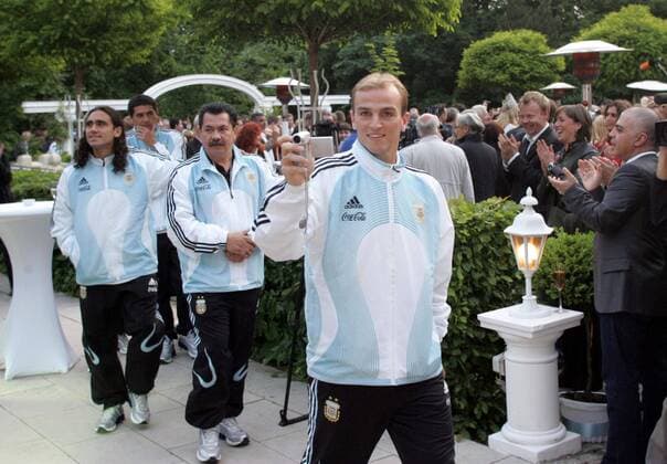 Esteban Cambiasso (Argentinien) filmt während des Empfangs mit seiner Digicam Fußball WM Herren Vorschau 2006, Nationalmannschaft, Nationalteam, Ankunft, Empfang, Vdig Gruppe Heroldsbach