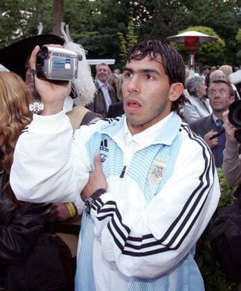 Carlos Tevez (Argentinien) filmt während des Empfangs mit seiner Digicam Fußball WM Herren Vorschau 2006, Nationalmannschaft, Nationalteam, Ankunft, Empfang, Vdig Einzelbild Heroldsbach