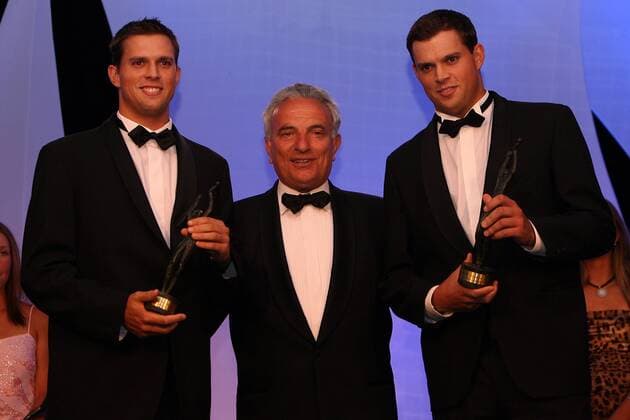 ITF Präsident Francesco Ricci Bitti (Italien, Mitte) ehrt die Zwillinge Bob (re.) und Mike Bryan (beide USA) mit dem Philippe Chatrier Award als ITF World Champions 2005 im Doppel Tennis Herren ITF World Champions Dinner 2006, Preisverleihung, Ehrung, Spielerehrung, Sportlerehrung, Ehrung, Gruppe Familie Paris Aufmacher Freude,