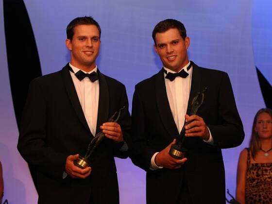 Die Zwillinge Bob (re.) und Mike Bryan (beide USA) werden mit dem Philippe Chatrier Award als ITF World Champions 2005 im Doppel geehrt Tennis Herren ITF World Champions Dinner 2006, Preisverleihung, Ehrung, Spielerehrung, Sportlerehrung, Ehrung, Gruppe Paris Aufmacher Freude,