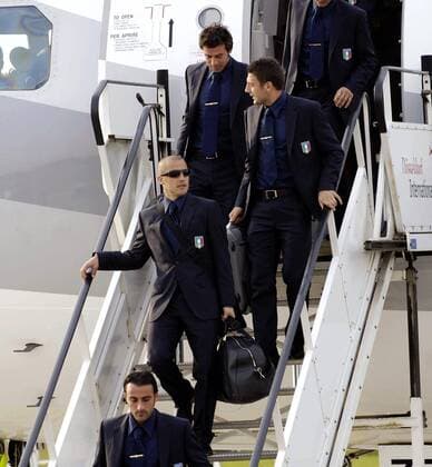 Das Nationalteam aus Italien bei seiner Ankunft auf dem Düsseldorfer Flughafen, v. vorn: Simone Barone, Fabio Cannavaro, Daniele Bonera und Andrea Barzagli -  Fußball WM Herren Vorschau 2006, Nationalmannschaft, Nationalteam, Flughafen, Ankunft Gruppe Düsseldorf