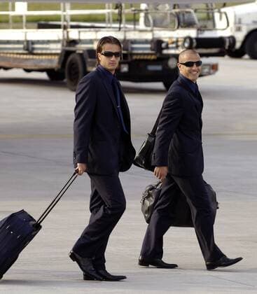 Alberto Gilardino (li.) und Fabio Cannavaro (beide Italien) bei ihrer Ankunft auf dem Düsseldorfer Flughafen -  Fußball WM Herren Vorschau 2006, Nationalmannschaft, Nationalteam, Flughafen, Ankunft Gruppe Düsseldorf Freude,