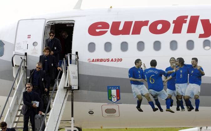 Das Nationalteam aus Italien bei seiner Ankunft auf dem Düsseldorfer Flughafen, v. hi.: Filippo Inzaghi, Andrea Pirlo, Alessandro del Piero und Mannschaftsarzt Enrico Castellacci -  Fußball WM Herren Vorschau 2006, Nationalmannschaft, Nationalteam, Flughafen, Ankunft Gruppe Düsseldorf