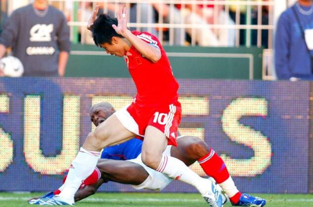 Zheng Zhi (China, vorn) foult Djibril Cisse (Frankreich), der sich dabei so schwer verletzt, das er nicht an der WM teilnehmen kann -  (pan14470) Fußball Länderspiel Herren Freundschaftsspiel 2006, Test, Testspiel, Nationalmannschaft, Nationalteam, Nationaltrikot Gruppe Saint Etienne Dynamik,  