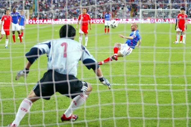 Zinedine Zidane (Frankreich) verschießt einen Elfmeter gegen Torwart Li Leilei (China) -  (pan14470) Fußball Länderspiel Herren Freundschaftsspiel 2006, Test, Testspiel, Nationalmannschaft, Nationalteam, Nationaltrikot Gruppe Saint Etienne Dynamik,  