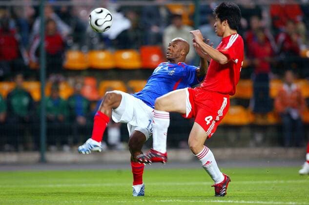 Sylvain Wiltord (Frankreich, li.) gegen Zhang Yaokun (China) -  (pan14470) Fußball Länderspiel Herren Freundschaftsspiel 2006, Test, Testspiel, Nationalmannschaft, Nationalteam, Nationaltrikot Gruppe Saint Etienne Dynamik,  