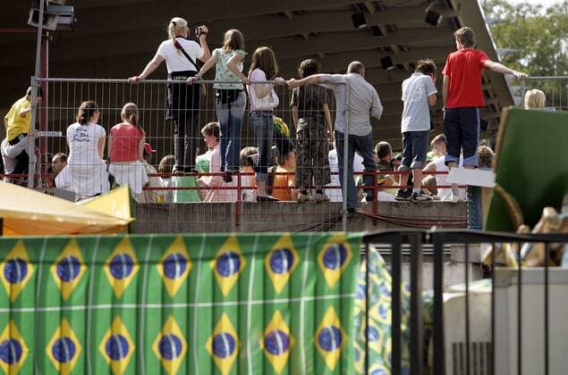Fans suchen sich die besten Plätze während des Trainings der brasilianischen Nationalmannschaft Fußball WM Herren Vorbereitung 2006, Nationalmannschaft, Nationalteam, Training, Brasilien, brasilianische Totale Offenbach