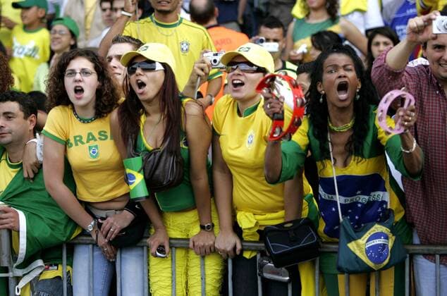 Weibliche brasilianische Fans sorgen für Stimmung Fußball WM Herren Vorbereitung 2006, Nationalmannschaft, Nationalteam, Training, Brasilien, brasilianischer Gruppe Offenbach Begeisterung