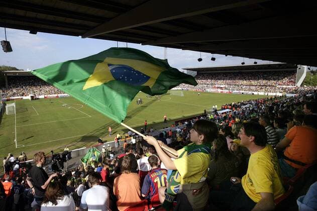 Weiblicher brasilianischer Fan schwenkt die Nationalfahne im Stadion am Bieberer Berg in Offenbach Fußball WM Herren Vorbereitung 2006, Nationalmannschaft, Nationalteam, Training, Brasilien, brasilianische Totale Stadion am Bieberer Berg, Frau, Frauen, Offenbach