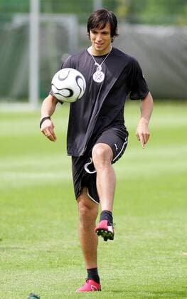 Roque Santa Cruz (Paraguay) jongliert den Ball Fußball Herren Nationalmannschaft 2006, Nationalteam, Training, Trainingslager, Vorbereitung Einzelbild Oberhaching