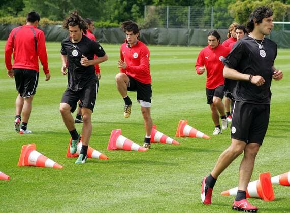 Roque Santa Cruz (re.) und Nelson Haedo Valdez (beide Paraguay) beim Koordinationstraining Fußball Herren Nationalmannschaft 2006, Nationalteam, Training, Trainingslager, Vorbereitung Gruppe Oberhaching