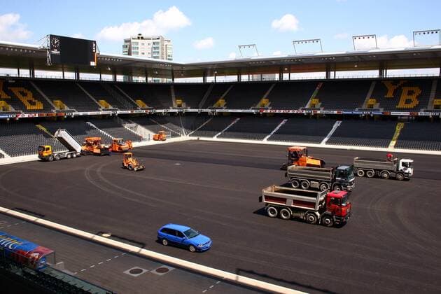 Der Boden des Stade de Suisse, Heimspielstätte der Young Boys Bern, wird vor der Verlegung des neuen Kunstrasens asphaltiert Fußball EM Herren Vorschau Europameisterschaft 2008, Super League 2006 2007, Nationalliga A, NLA 1. Schweizer Liga BSC Totale Stade de Suisse, Wankdorf, Wankdorfstadion Bern, verlegen, Verlegung, Maschine, Baumaschine 