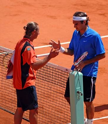 David Nalbandian (Argentinien, li.) verabschiedet sich nach seiner Aufgabe von Roger Federer Tennis Herren French Open 2006, Grand Slam, ATP Tour, Sand, Sandplatz, Sandplatztennis, Sandplatzturnier Gruppe Paris Roland Garros