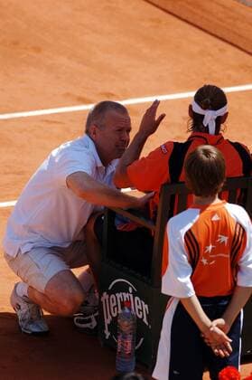 David Nalbandian (Argentinien) lässt sich von einem Physiotherapeuten behandeln Tennis Herren French Open 2006, Grand Slam, ATP Tour, Sand, Sandplatz, Sandplatztennis, Sandplatzturnier Gruppe Paris Roland Garros