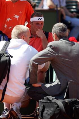 David Nalbandian (Argentinien, Mitte) berät sich mit den Turnierärzten Tennis Herren French Open 2006, Grand Slam, ATP Tour Gruppe Paris Roland Garros