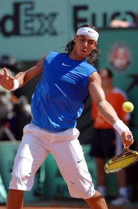 Rafael Nadal (Spanien) - Vorhand Tennis Herren French Open 2006, Grand Slam, ATP Tour, Sand, Sandplatz, Sandplatztennis, Sandplatzturnier Einzelbild Paris Roland Garros Dynamik,