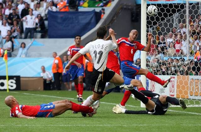 Miroslav Klose (Deutschland, Mitte) erzielt den Treffer zum 3:1 gegen Costa Rica, v.re.: Torwart Francisco Porras, Danny Fonseca und Douglas Sequeira Fußball WM Herren WM 2006, Länderspiel, Nationalteam, Nationaltrikot, Gruppe A, Deutschland - Costa Rica 4:2 Gruppe München Dynamik,