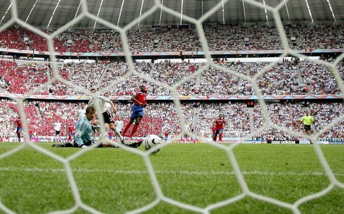 Paulo Wanchope (Costa Rica, Mitte) erzielt im ausverkauften FIFA World Cup Stadium in München gegen Torwart Jens Lehmann (Deutschland) das 1:1 -  Fußball WM Herren WM 2006, Länderspiel, Nationalteam, Gruppe A, Eröffnungsspiel, Nationaltrikot, Schuss, schießen Totale München Torhüter Keeper Froschperspektive
