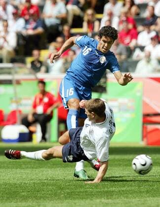 Cristian Riveros (Paraguay, hinten) gegen Steven Gerrard (England) -  Fußball WM Herren WM 2006, Länderspiel, Nationalmannschaft, Nationalteam, Nationaltrikot, Gruppe B Gruppe Frankfurt M. Dynamik, Kampf,