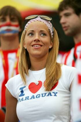 Das Herz dieser jungen Frau schlägt für Paraguay -  Fußball WM Herren WM 2006, Länderspiel, Nationalteam, Gruppe B, Paraguay Einzelbild Frankfurt M.