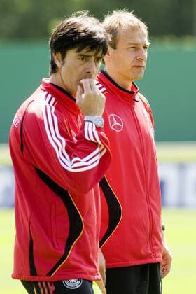 Bundestrainer Jürgen Klinsmann (re.) neben dem nachdenklichen Co Trainer Joachim Löw (beide Deutschland) Fußball WM Herren WM 2006, Nationalteam, Training, Vorbereitung Gruppe Berlin Nachdenklichkeit,