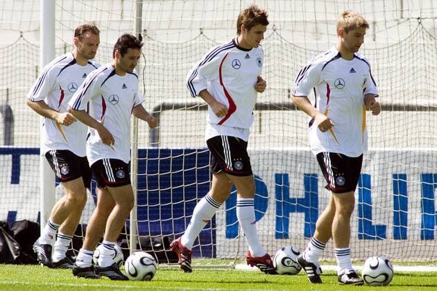 Training Deutschland mit Ball: v.re.: Thomas Hitzlsperger, Sebastian Kehl, Oliver Neuville und Jens Nowotny Fußball WM Herren WM 2006, Nationalteam, Training, Vorbereitung, Gruppe Berlin
