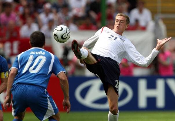 Peter Crouch (England, re.) gegen Roberto Acuna (Paraguay) Fußball WM Herren WM 2006, Länderspiel, Nationalteam, Nationaltrikot, Gruppe B, England - Paraguay 1:0 Gruppe Frankfurt M. Dynamik,