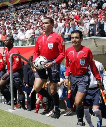 FIFA Schiedsrichter Marco Rodriguez (Mexiko, Mitte) marschiert mit Assistent Leonel Leal (Costa Rica, re.) und dem 4. Offiziellen Coffi Codjia (Benin) Fußball WM Herren WM 2006, Länderspiel, Nationalteam, Gruppe B, Gruppe Frankfurt M.