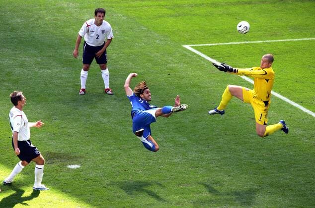 Torwart Paul Robinson (England) und Carlos Paredes auf Kollisionskurs -  (pan14513) Fußball WM Herren WM 2006, Länderspiel, Nationalteam, Gruppe B, Nationaltrikot, England - Paraguay 1:0 Gruppe Frankfurt M. Dynamik, Kampf,  