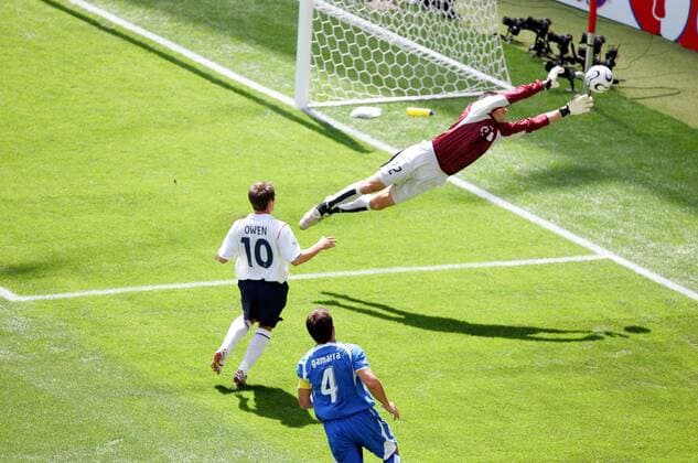 Torwart Paul Robinson macht sich lang neben Michael Owen (beide England, li.) und Carlos Alberto Gamarra (Paraguay) -  (pan14513) Fußball WM Herren WM 2006, Länderspiel, Nationalteam, Gruppe B, Nationaltrikot, England - Paraguay 1:0 Gruppe Frankfurt M. Dynamik,  