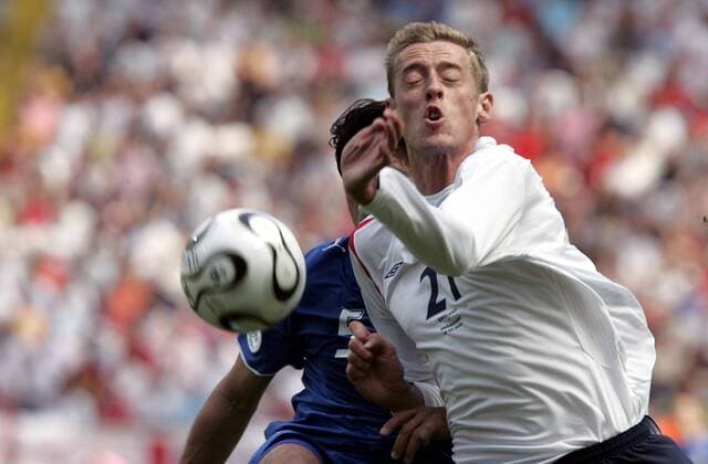 Peter Crouch (England) - Zweikampf Fußball WM Herren WM 2006, Länderspiel, Nationalteam, Gruppe B, Nationaltrikot, England, Paraguay 1:0 Gruppe Frankfurt M. Dynamik, Kampf,