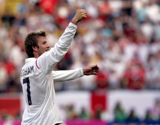David Beckham (England) ist mit der Unterstützung durch die Anhängern einverstanden Fußball WM Herren WM 2006, Länderspiel, Nationalteam, Nationaltrikot, Gruppe B Einzelbild Frankfurt M. Freude,