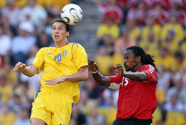 Zlatan Ibrahimovic (Schweden, li.) gegen Brent Sancho (Trinidad und Tobago) -  Fußball Herren WM 2006, Länderspiel, Nationalteam, Gruppe B, Nationaltrikot, Trinidad und Tobago - Schweden 0:0 Gruppe Dortmund Dynamik,