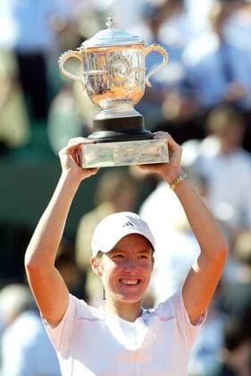 Justine Henin Hardenne (Belgien) präsentiert nach dem Gewinn der French Open 2006 den Siegerpokal -  (pan14510) Tennis Damen French Open 2006, Grand Slam, WTA Tour, Finale, Endspiel Einzelbild Roland Garros Paris Freude,  