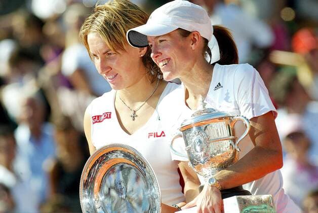 Siegerehrung French Open 2006: Siegerin Justine Henin Hardenne (Belgien, re.) und die Zweitplazierte Svetlana Kuznetsova (Rußland) präsentieren gut gelaunt ihre Pokale -  (pan14510) Tennis Damen French Open 2006, Grand Slam, WTA Tour, Finale, Endspiel, Aufmacher Gruppe Roland Garros Paris Freude,  