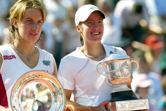 Siegerehrung French Open 2006: Siegerin Justine Henin Hardenne (Belgien, re.) und die Zweitplazierte Svetlana Kuznetsova (Rußland) präsentieren gut gelaunt ihre Pokale -  (pan14510) Tennis Damen French Open 2006, Grand Slam, WTA Tour, Finale, Endspiel, Gruppe Roland Garros Paris Freude,  